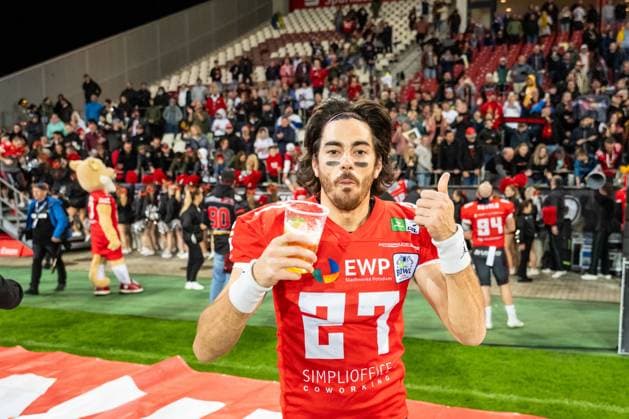 Cody Cranston 27, DB, Potsdam Royals with beer from tribune after lap of honor GER, Potsdam Royals vs Schwaebisch Hall Unicorns, GFL, season 2023, GFL Bowl, finals, 14 10 2023, GER, Potsdam Royals vs Schwaebisch Hall Unicorns, GFL, season 2023, GFL Bowl, finals, 14 10 2023 Essen Copyright: xEibner-Pressefoto FlorianxWolfx EP_FWF