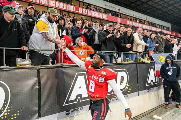 MVP Jaylon Henderson 8, QB, Potsdam Royals celebrates with fans GER, Potsdam Royals vs Schwaebisch Hall Unicorns, GFL, season 2023, GFL Bowl, finals, 14 10 2023, GER, Potsdam Royals vs Schwaebisch Hall Unicorns, GFL, season 2023, GFL Bowl, finals, 14 10 2023 Essen Copyright: xEibner-Pressefoto FlorianxWolfx EP_FWF