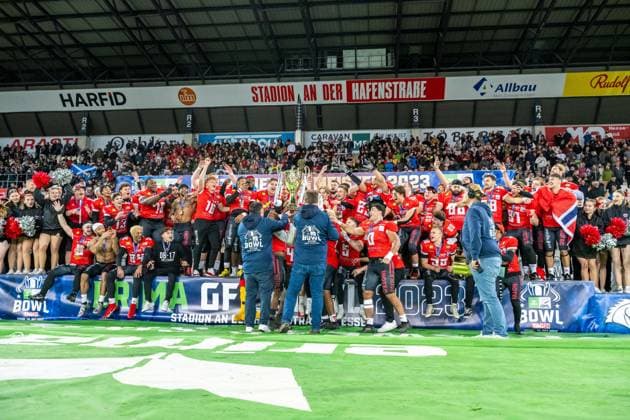 Pokaluebergabe an die Potsdam Royals GER, Potsdam Royals vs Schwaebisch Hall Unicorns, GFL, Saison 2023, GFL Bowl, Finale, 14 10 2023, GER, Potsdam Royals vs Schwaebisch Hall Unicorns, GFL, Saison 2023, GFL Bowl, Finale, 14 10 2023 Essen Copyright: xEibner-Pressefoto FlorianxWolfx EP_FWF