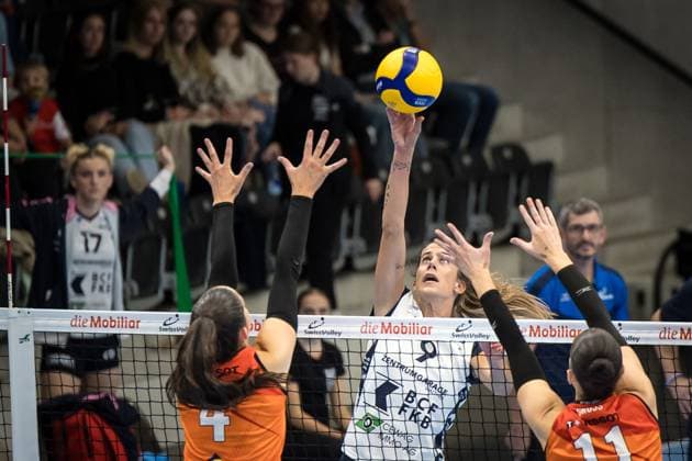 Volleyball Supercup 2023 Women Viteos NUC vs FKB Power Cats Duedingen Guemligen, 14 10 2023 Tea Kojundzic FKB Power Cats Duedingen, 9 Madeline Renee Haynes Viteos NUC, 4 Jasmine Gross Viteos NUC, 11 Volleyball Supercup 2023 Women Viteos NUC vs FKB Power Cats Duedingen in Guemligen, on Saturday, October 14, 2023 Copyright: xBEAUTIFULxSPORTS OlafxRellischx