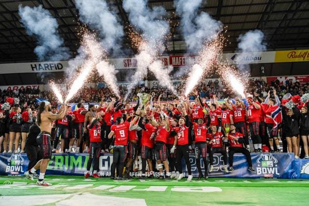 Pokaluebergabe an die Potsdam Royals GER, Potsdam Royals vs Schwaebisch Hall Unicorns, GFL, Saison 2023, GFL Bowl, Finale, 14 10 2023, GER, Potsdam Royals vs Schwaebisch Hall Unicorns, GFL, Saison 2023, GFL Bowl, Finale, 14 10 2023 Essen Copyright: xEibner-Pressefoto FlorianxWolfx EP_FWF
