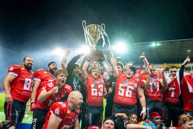 Bilder des Jahres 2023, Sport 10 Oktober Sport Themen der Woche KW41 Gennadiy Adams (23, RB, Potsdam Royals) mit dem Pokal GER, Potsdam Royals vs Schwaebisch Hall Unicorns, GFL, Saison 2023, GFL-Bowl, Finale, 14.10.2023, GER, Potsdam Royals vs Schwaebisch Hall Unicorns, GFL, Saison 2023, GFL-Bowl, Finale, 14.10.2023 Essen *** Gennadiy Adams 23, RB, Potsdam Royals with the trophy GER, Potsdam Royals vs Schwaebisch Hall Unicorns, GFL, season 2023, GFL Bowl, finals, 14 10 2023, GER, Potsdam Royals vs Schwaebisch Hall Unicorns, GFL, season 2023, GFL Bowl, finals, 14 10 2023 Essen Copyright: xEibner-Pressefoto FlorianxWolfx EP_FWF