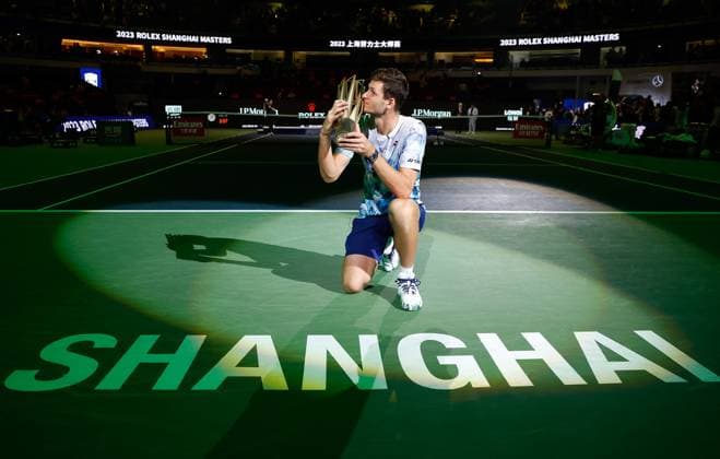 (231015) -- SHANGHAI, Oct. 15, 2023 -- Hubert Hurkacz of Poland kisses his trophy during the awarding ceremony of the men s singles final between Andrey Rublev of Russia and Hubert Hurkacz of Poland at the ATP, Tennis Herren World Tour Shanghai Masters tennis tournament at Qizhong Forest Sports City Arena in Shanghai, east China, Oct. 15, 2023. ) (SP)CHINA-SHANGHAI-TENNIS-ATP TOUR-SHANGHAI MASTERS(CN) WangxLili 