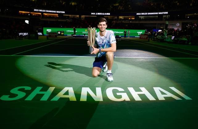 (231015) -- SHANGHAI, Oct. 15, 2023 -- Hubert Hurkacz of Poland poses for photos with his trophy during the awarding ceremony of the men s singles final between Andrey Rublev of Russia and Hubert Hurkacz of Poland at the ATP, Tennis Herren World Tour Shanghai Masters tennis tournament at Qizhong Forest Sports City Arena in Shanghai, east China, Oct. 15, 2023. ) (SP)CHINA-SHANGHAI-TENNIS-ATP TOUR-SHANGHAI MASTERS(CN) WangxLili 