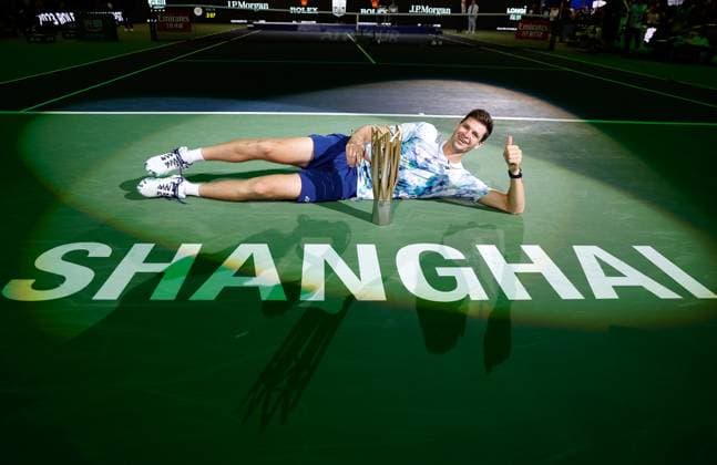 Bilder des Jahres 2023, Sport 10 Oktober Sport Themen der Woche KW41 Sport Bilder des Tages (231015) -- SHANGHAI, Oct. 15, 2023 -- Hubert Hurkacz of Poland poses for photos with his trophy during the awarding ceremony of the men s singles final between Andrey Rublev of Russia and Hubert Hurkacz of Poland at the ATP, Tennis Herren World Tour Shanghai Masters tennis tournament at Qizhong Forest Sports City Arena in Shanghai, east China, Oct. 15, 2023. ) (SP)CHINA-SHANGHAI-TENNIS-ATP TOUR-SHANGHAI MASTERS(CN) WangxLili 