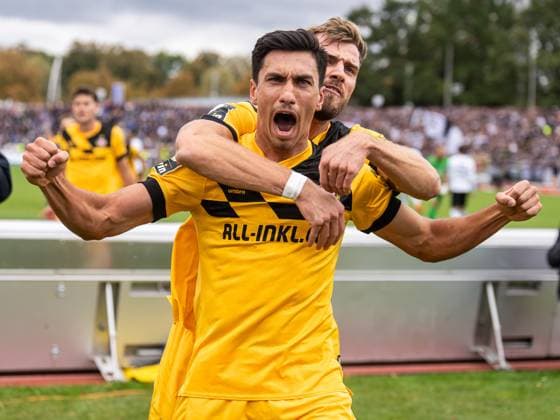Bilder des Jahres 2023, Sport 10 Oktober Sport Themen der Woche KW41 Claudio Kammerknecht (Dynamo Dresden, 15) jubelt mit Lars Buenning (Dynamo Dresden, 23) nach den Fuehrungstreffer, SSV Ulm 1846 vs. Dynamo Dresden, 3. Liga, Fussball, Herren, 15.10.2023 SSV Ulm 1846 vs. Dynamo Dresden, 3. Liga, Fussball, Herren, 15.10.2023 Ulm *** Claudio Kammerknecht Dynamo Dresden, 15 cheers with Lars Buenning Dynamo Dresden, 23 after scoring the opening goal, SSV Ulm 1846 vs Dynamo Dresden, 3 Liga, Football, Men, 15 10 2023 SSV Ulm 1846 vs Dynamo Dresden, 3 Liga, Football, Men, 15 10 2023 Ulm Copyright: xMichaelxSchmidtx EP_MST