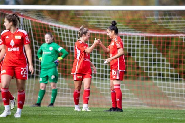 Womens Regionalliga Nordost 1 FFV Erfurt vs 1 FC Union Berlin Erfurt 15 10 2023 Cheers for the 0 1 by Sarah Abu Sabbah 16 1 FC Union Berlin right and Lisa Heiseler 7 1 FC Union Berlin left Womens Regionalliga Nordost 1 FFV Erfurt vs 1 FC Union Berlin Hauptplatz Sportforum Johannesplatz Erfurt 15 10 2023 Copyright: xBEAUTIFULxSPORTS Duehringx