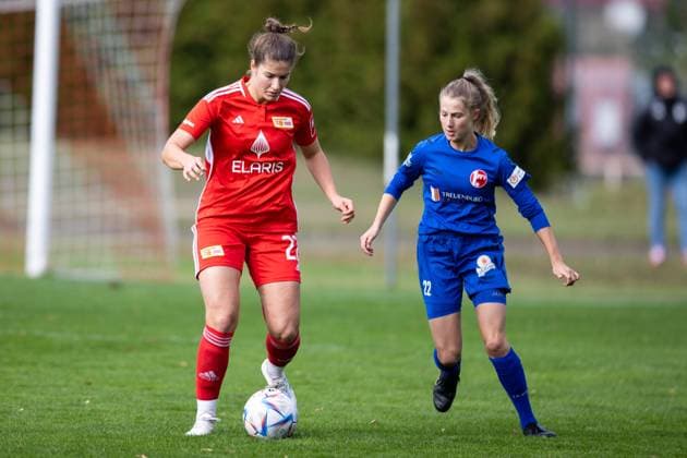 Womens Regionalliga Nordost 1 FFV Erfurt vs 1 FC Union Berlin Erfurt 15 10 2023 Anouk Blaschka 22 1 FC Union Berlin vs Milena Reinhardt 22 1 FFV Erfurt Womens Regionalliga Nordost 1 FFV Erfurt vs 1 FC Union Berlin Hauptplatz Sportforum Johannesplatz Erfurt 15 10 2023 Copyright: xBEAUTIFULxSPORTS Duehringx