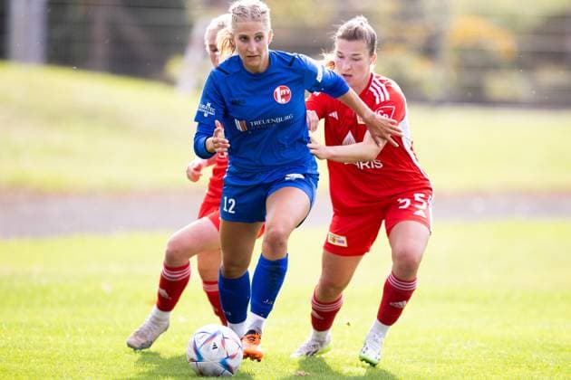 Womens Regionalliga Nordost 1 FFV Erfurt vs 1 FC Union Berlin Erfurt 15 10 2023 Luisa Preißel 12 1 FFV Erfurt vs Katja Orschmann 55 1 FC Union Berlin right and Pia Metzker 23 1 FC Union Berlin left behind Womens Regionalliga Nordost 1 FFV Erfurt vs 1 FC Union Berlin Hauptplatz Sportforum Johannesplatz Erfurt 15 10 2023 Copyright: xBEAUTIFULxSPORTS Duehringx