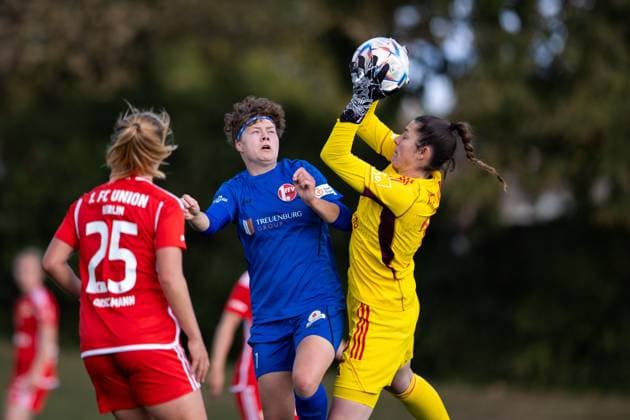 Womens Regionalliga Nordost 1 FFV Erfurt vs 1 FC Union Berlin Erfurt 15 10 2023 Anna Mittelsdorf 7 1 FFV Erfurt vs Melanie Wagner 12 1 FC Union Berlin Womens Regionalliga Nordost 1 FFV Erfurt vs 1 FC Union Berlin Hauptplatz Sportforum Johannesplatz Erfurt 15 10 2023 Copyright: xBEAUTIFULxSPORTS Duehringx