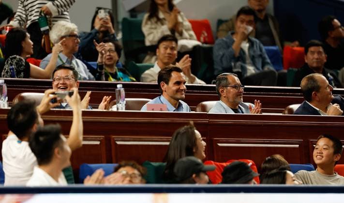 (231015) -- SHANGHAI, Oct. 15, 2023 -- Roger Federer (C) of Switzerland watches the men s singles final between Andrey Rublev of Russia and Hubert Hurkacz of Poland at the ATP, Tennis Herren World Tour Shanghai Masters tennis tournament at Qizhong Forest Sports City Arena in Shanghai, east China, Oct. 15, 2023. ) (SP)CHINA-SHANGHAI-TENNIS-ATP TOUR-SHANGHAI MASTERS(CN) WangxLili 