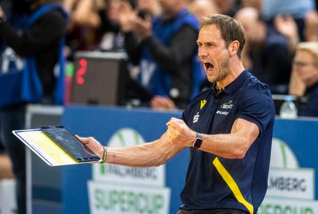 15 10 2023, GER, women, DVV, Supercup, season 2023 2024, SSC Palmberg Schwerin Allianz MTV Stuttgart coach Felix Koslowski SSC Palmberg Schwerin cheers Rostock Stadthalle Mecklenburg Vorpommern Germany