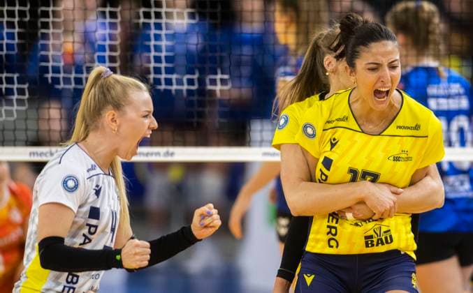 15 10 2023, GER, women, DVV, Supercup, season 2023 2024, SSC Palmberg Schwerin Allianz MTV Stuttgart Anna Pogany SSC Palmberg Schwerin, l and Tutku Burcu Yüzgenc SSC Palmberg Schwerin, r cheer Rostock Stadthalle Mecklenburg Vorpommern Germany