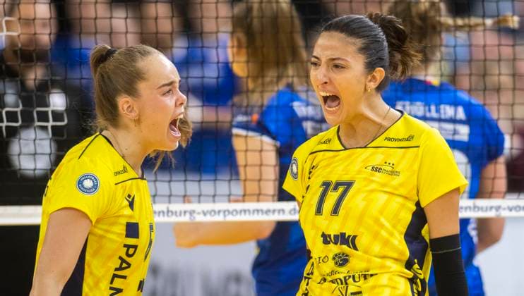 15 10 2023, GER, women, DVV, Supercup, season 2023 2024, SSC Palmberg Schwerin Allianz MTV Stuttgart Nova Merring SSC Palmberg Schwerin, left and Tutku Burcu Yüzgenc SSC Palmberg Schwerin, right cheer Rostock Stadthalle Mecklenburg Vorpommern Germany