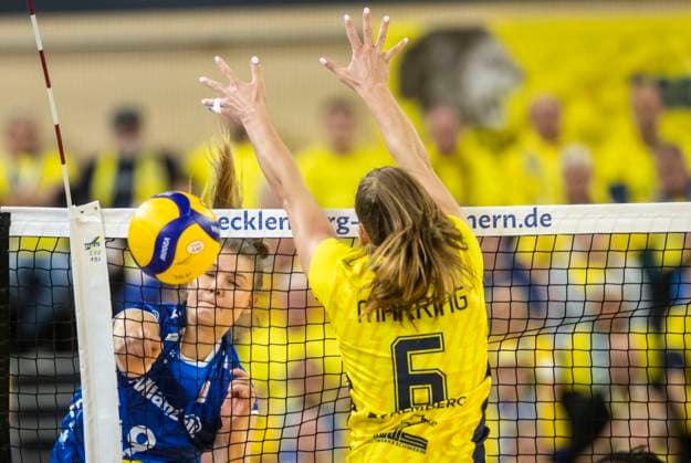 15 10 2023, GER, women, DVV, Supercup, season 2023 2024, SSC Palmberg Schwerin Allianz MTV Stuttgart Eline Timmermann Allianz MTV Stuttgart, li vs Nova Merring SSC Palmberg Schwerin, re Rostock Stadthalle Mecklenburg Vorpommern Germany