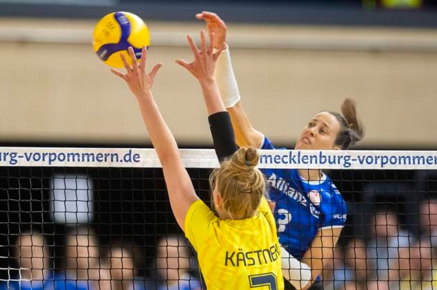 15 10 2023, GER, women, DVV, Supercup, season 2023 2024, SSC Palmberg Schwerin Allianz MTV Stuttgart Pia Kästner SSC Palmberg Schwerin, li vs Maria Segura Palleres Allianz MTV Stuttgart, re Rostock Stadthalle Mecklenburg Vorpommern Germany