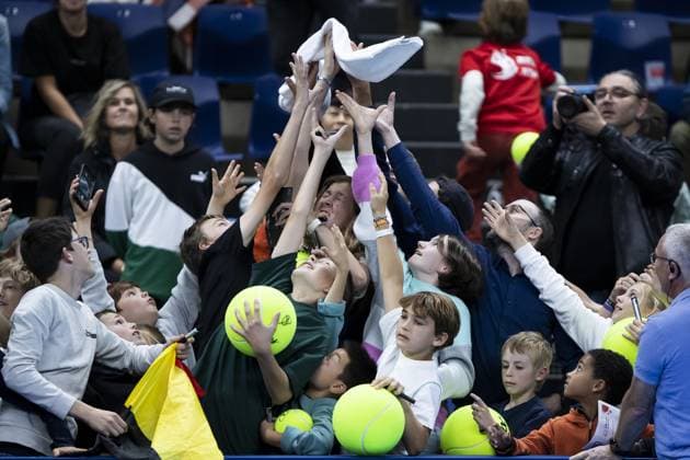 Fans try to catch a towel from a tennis player after a qualifications match for the European Open Tennis ATP, Tennis Herren tournament, in Antwerp, Sunday 15 October 2023. KRISTOFxVANxACCOM  x77786309x