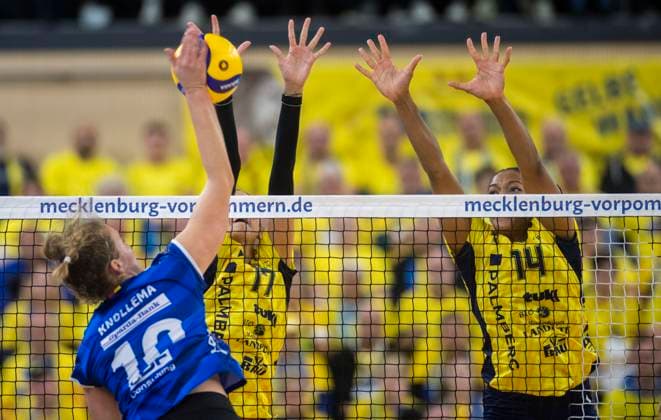 15 10 2023, GER, women, DVV, Supercup, season 2023 2024, SSC Palmberg Schwerin Allianz MTV Stuttgart Kayla Haneline Allianz MTV Stuttgart, li vs Tutku Burcu Yüzgenc SSC Palmberg Schwerin, center and Jazmine White SSC Palmberg Schwerin, r Rostock Stadthalle Mecklenburg Vorpommern Germany