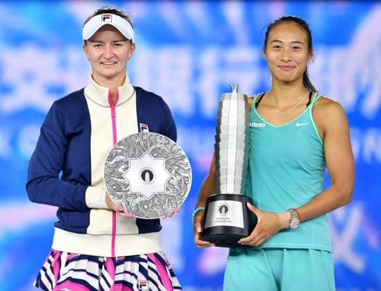 (231015) -- ZHENGZHOU, Oct. 15, 2023 -- Zheng Qinwen (R) and Barbora Krejcikova pose for photos during the awarding ceremony after the final match between Zheng Qinwen of China and Barbora Krejcikova of the Czech Republic at the WTA, Tennis Damen World Tour Zhengzhou Open tennis tournament in Zhengzhou, central China s Henan Province, Oct. 15, 2023. ) (SP)CHINA-ZHENGZHOU-TENNIS-WTA TOUR-ZHENGZHOU OPEN(CN) LixJianan 