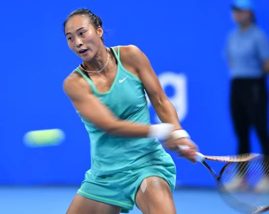 (231015) -- ZHENGZHOU, Oct. 15, 2023 -- Zheng Qinwen returns the ball during the final match between Zheng Qinwen of China and Barbora Krejcikova of the Czech Republic at the WTA, Tennis Damen World Tour Zhengzhou Open tennis tournament in Zhengzhou, central China s Henan Province, Oct. 15, 2023. ) (SP)CHINA-ZHENGZHOU-TENNIS-WTA TOUR-ZHENGZHOU OPEN(CN) LixJianan 
