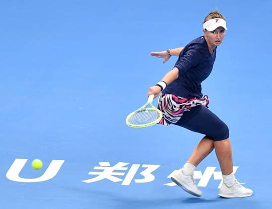(231015) -- ZHENGZHOU, Oct. 15, 2023 -- Barbora Krejcikova returns the ball during the final match between Zheng Qinwen of China and Barbora Krejcikova of the Czech Republic at the WTA, Tennis Damen World Tour Zhengzhou Open tennis tournament in Zhengzhou, central China s Henan Province, Oct. 15, 2023. ) (SP)CHINA-ZHENGZHOU-TENNIS-WTA TOUR-ZHENGZHOU OPEN(CN) LixJianan 