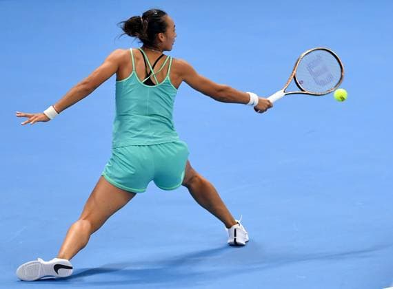 (231015) -- ZHENGZHOU, Oct. 15, 2023 -- Zheng Qinwen returns the ball during the final match between Zheng Qinwen of China and Barbora Krejcikova of the Czech Republic at the WTA, Tennis Damen World Tour Zhengzhou Open tennis tournament in Zhengzhou, central China s Henan Province, Oct. 15, 2023. ) (SP)CHINA-ZHENGZHOU-TENNIS-WTA TOUR-ZHENGZHOU OPEN(CN) LixJianan 