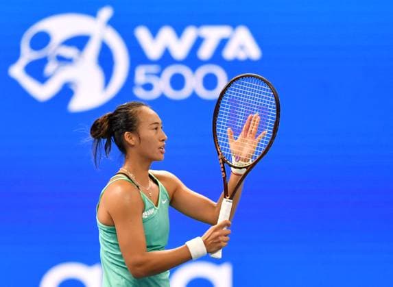 (231015) -- ZHENGZHOU, Oct. 15, 2023 -- Zheng Qinwen gestures during the final match between Zheng Qinwen of China and Barbora Krejcikova of the Czech Republic at the WTA, Tennis Damen World Tour Zhengzhou Open tennis tournament in Zhengzhou, central China s Henan Province, Oct. 15, 2023. ) (SP)CHINA-ZHENGZHOU-TENNIS-WTA TOUR-ZHENGZHOU OPEN(CN) LixJianan 
