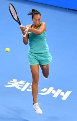 (231015) -- ZHENGZHOU, Oct. 15, 2023 -- Zheng Qinwen returns the ball during the final match between Zheng Qinwen of China and Barbora Krejcikova of the Czech Republic at the WTA, Tennis Damen World Tour Zhengzhou Open tennis tournament in Zhengzhou, central China s Henan Province, Oct. 15, 2023. ) (SP)CHINA-ZHENGZHOU-TENNIS-WTA TOUR-ZHENGZHOU OPEN(CN) LixJianan 