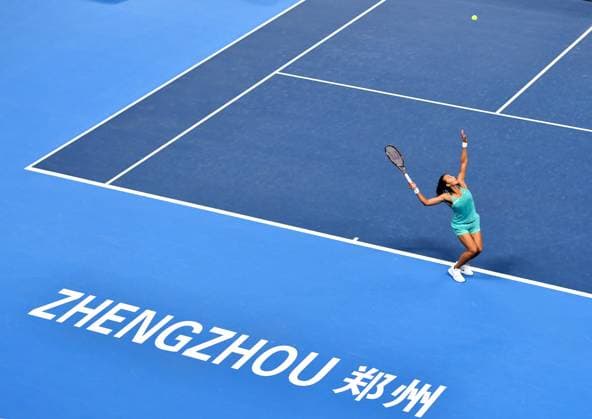 (231015) -- ZHENGZHOU, Oct. 15, 2023 -- Zheng Qinwen serves during the final match between Zheng Qinwen of China and Barbora Krejcikova of the Czech Republic at the WTA, Tennis Damen World Tour Zhengzhou Open tennis tournament in Zhengzhou, central China s Henan Province, Oct. 15, 2023. ) (SP)CHINA-ZHENGZHOU-TENNIS-WTA TOUR-ZHENGZHOU OPEN(CN) LixJianan 