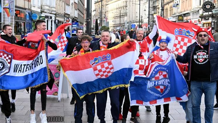 Croatia, Cardiff, 151023. The atmosphere in Cardiff and the Croatian fans before the Wales - Croatia match in the qualifiers for EURO 2024. Photo: Tom Dubravec CROPIX Split CROATIA Copyright: xxTomxDubravecx cardiff_navijaci67-151023