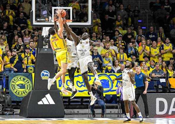Bilder des Jahres 2023, Sport 10 Oktober Sport Themen der Woche KW41 Sport Bilder des Tages Basketball BBL Achtelfinale, Alba Berlin - Basketball Löwen Braunschweig 15.10.2023,xdanx, Basketball BBL Achtelfinale, Alba Berlin - Basketball Löwen Braunschweig, v.l. Gabriele Procida (Alba Berlin No.1),Marcus Eriksson (Alba Berlin No.8), Zweikampf, Aktion, action, battle for the ball Berlin Max Schmeling Halle Berlin Deutschland (DE) *** Basketball BBL Round of 16, Alba Berlin Basketball Löwen Braunschweig 15 10 2023,xdanx, Basketball BBL Round of 16, Alba Berlin Basketball Löwen Braunschweig, v l Gabriele Procida Alba Berlin No 1 ,Marcus Eriksson Alba Berlin No 8 , duel, action, battle for the ball Berlin Max Schmeling Halle Berlin Germany DE Copyright: xDanielxLakomskix
