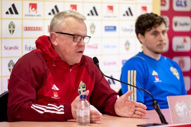 231015 Head coach Janne Andersson and Victor Nilsson Lindelöf of the Swedish national football team during a press conference on October 15, 2023 in Brussels Photo Joel Marklund BILDBYRAN code JM JM JM0536 bbeng fotboll football soccer fotball em kval uefa euro qualifier presskonferens press conference sverige sweden sverige a  Copyright: JOELxMARKLUND BB231015JM070