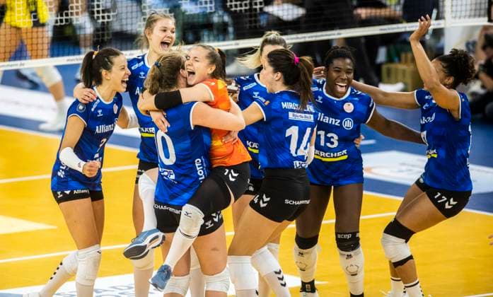 15 10 2023, GER, women, DVV, Supercup, season 2023 2024, SSC Palmberg Schwerin Allianz MTV Stuttgart 1 3 The Allianz MTV Stuttgart team celebrates winning the Supercup Rostock Stadthalle Mecklenburg Vorpommern Germany