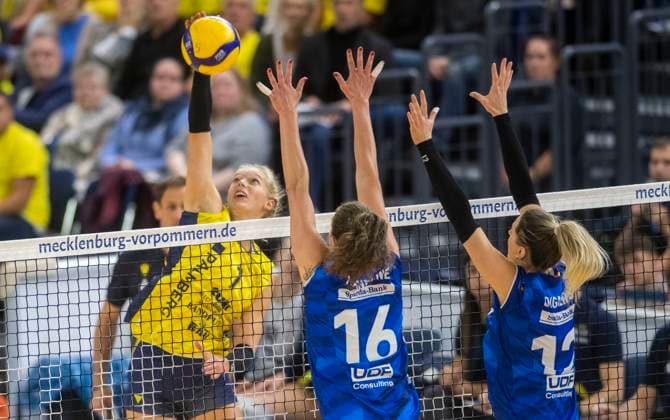 15 10 2023, GER, women, DVV, Supercup, season 2023 2024, SSC Palmberg Schwerin Allianz MTV Stuttgart 1 3 Linda Bock SSC Palmberg Schwerin, li vs Kayla Haneline Allianz MTV Stuttgart, center and Britt Bongaerts Allianz MTV Stuttgart, r Rostock Stadthalle Mecklenburg Vorpommern Germany