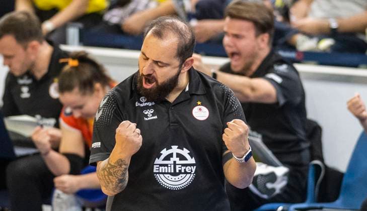 15 10 2023, GER, women, DVV, Supercup, season 2023 2024, SSC Palmberg Schwerin Allianz MTV Stuttgart 1 3 coach Konstantin Bitter Allianz MTV Stuttgart cheers Rostock Stadthalle Mecklenburg Vorpommern Germany