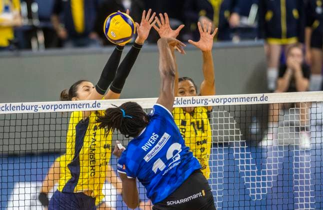 15 10 2023, GER, women, DVV, Supercup, season 2023 2024, SSC Palmberg Schwerin Allianz MTV Stuttgart 1 3 Tutku Burcu Yüzgenc SSC Palmberg Schwerin, li vs Krystal Rivers Allianz MTV Stuttgart, center and Jazmine White SSC Palmberg Schwerin, r Rostock Stadthalle Mecklenburg Vorpommern Germany.