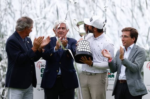 October 15, 2023, MADRID, MADRID, SPAIN: Matthieu Pavon of France poses for photo with the trophy after winning during Acciona Open de Espana, Round 4, Golf tournament celebrated at Club de Campo on October 15, 2023, in Madrid, Spain. MADRID SPAIN - ZUMAa181 20231015_zaa_a181_184 Copyright: xOscarxJ.xBarrosox