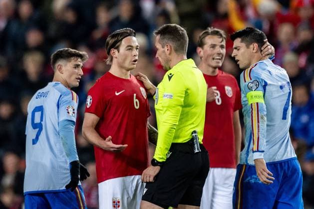 231015 Patrick Berg of Norway and Referee Tobias Stieler during the UEFA Euro Qualifier football match between Norway and Spain on October 15, 2023 in Oslo Photo Vegard Grott BILDBYRAN kod VG VG0543 bbeng football soccer fotboll fotboll uefa euro qualifier landskamp emkval em kvalifisering em kvalik norge norway spania spain spanien  Copyright: VEGARDxGRoTT BB231015VG061