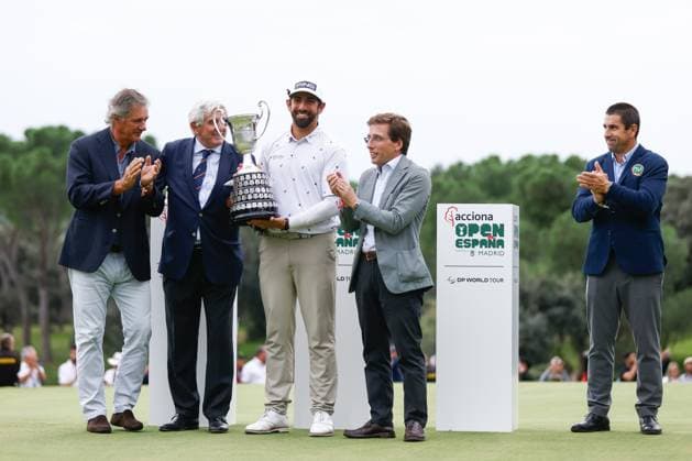 October 15, 2023, MADRID, MADRID, SPAIN: Matthieu Pavon of France receives the trophy after winning the Acciona Open de Espana, Round 4, Golf tournament celebrated at Club de Campo on October 15, 2023, in Madrid, Spain. MADRID SPAIN - ZUMAa181 20231015_zaa_a181_234 Copyright: xOscarxJ.xBarrosox