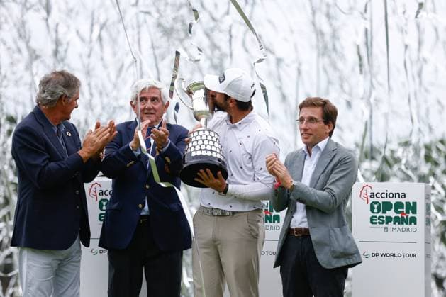 October 15, 2023, MADRID, MADRID, SPAIN: Matthieu Pavon of France poses for photo with the trophy after winning the Acciona Open de Espana, Round 4, Golf tournament celebrated at Club de Campo on October 15, 2023, in Madrid, Spain. MADRID SPAIN - ZUMAa181 20231015_zaa_a181_236 Copyright: xOscarxJ.xBarrosox