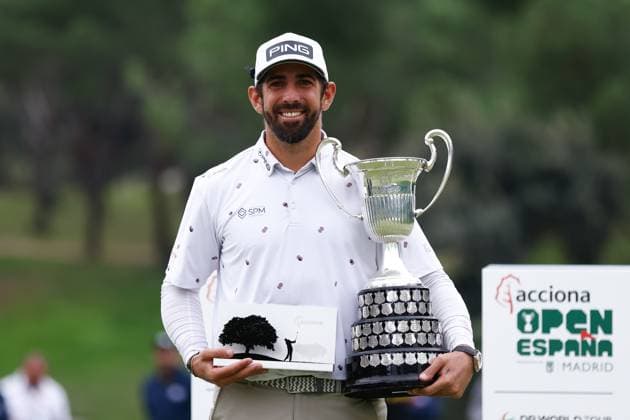 Bilder des Jahres 2023, Sport 10 Oktober Sport Themen der Woche KW41 Sport Bilder des Tages October 15, 2023, MADRID, MADRID, SPAIN: Matthieu Pavon of France poses for photo with the trophy after winning the Acciona Open de Espana, Round 4, Golf tournament celebrated at Club de Campo on October 15, 2023, in Madrid, Spain. MADRID SPAIN - ZUMAa181 20231015_zaa_a181_237 Copyright: xOscarxJ.xBarrosox