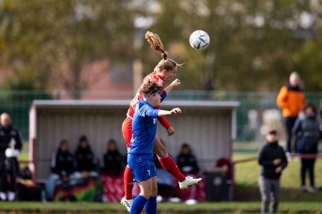 Womens Regionalliga Nordost 1 FFV Erfurt vs 1 FC Union Berlin Erfurt 15 10 2023 Charleen Niesler 18 1 FC Union Berlin vs Anna Mittelsdorf 7 1 FFV Erfurt Womens Regionalliga Nordost 1 FFV Erfurt vs 1 FC Union Berlin Hauptplatz Sportforum Johannesplatz Erfurt 15 10 2023 Copyright: xBEAUTIFULxSPORTS Duehringx