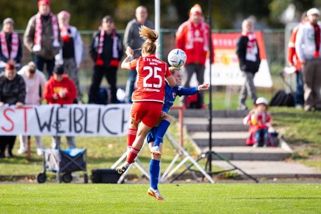 Womens Regionalliga Nordost 1 FFV Erfurt vs 1 FC Union Berlin Erfurt 15 10 2023 Dina Sophia Orschmann 25 1 FC Union Berlin vs Katja Groll 14 1 FFV Erfurt Womens Regionalliga Nordost 1 FFV Erfurt vs 1 FC Union Berlin Hauptplatz Sportforum Johannesplatz Erfurt 15 10 2023 Copyright: xBEAUTIFULxSPORTS Duehringx