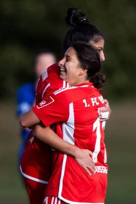 Womens Regionalliga Nordost 1 FFV Erfurt vs 1 FC Union Berlin Erfurt 15 10 2023 Cheers, Nour Youssef 11 1 FC Union Berlin right and Sarah Abu Sabbah 16 1 FC Union Berlin Womens Regionalliga Nordost 1 FFV Erfurt vs 1 FC Union Berlin Hauptplatz Sportforum Johannesplatz Erfurt 15 10 2023 Copyright: xBEAUTIFULxSPORTS Duehringx