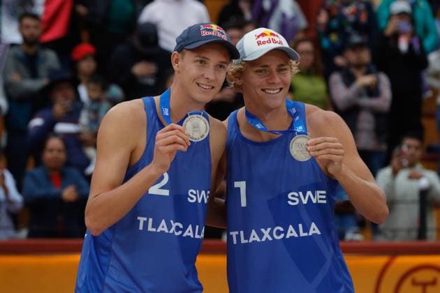 FIVB Beach volleyball, Beachvolleyball World Championships Medal Ceremony October 15, 2023, Tlaxcala, Mexico: Silver medalist David Ahman and Jonatan Hellvig of Sweden pose during the medal ceremony for the Men s Beach Volleyball World Championship, WM, Weltmeisterschaft Final. October 15, 2023 in Tlaxcala, Mexico.(Photo by Essene Hernandez Eyepix Group) Copyright: xEssenexHernandez xEyepixxGroupx EH_15102023_101587