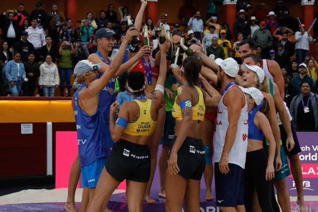 FIVB Beach volleyball, Beachvolleyball World Championships Medal Ceremony October 15, 2023, Tlaxcala, Mexico: Silver medalist Eduarda Duda Lisboa and Ana Patricia Ramos of Brazil, Gold medalist Kelly Cheng and Sara Hughes of USA, Silver medalist Kristen Nuss and Taryn Kloth of USA, Silver medalist David Ahman and Jonatan Hellvig of Sweden, Gold medalist Ondrej Perusic and David Schweiner of Czechia and Bronze medalist Bartosz Losiak and Michal Bryl of Poland celebrate with their medals during the medal ceremony for the Women s and Men™s Beach Volleyball World Championship, WM, Weltmeisterschaft Final. October 15, 2023 in Tlaxcala, Mexico.(Photo by Essene Hernandez Eyepix Group) Copyright: xEssenexHernandez xEyepixxGroupx EH_15102023_101609