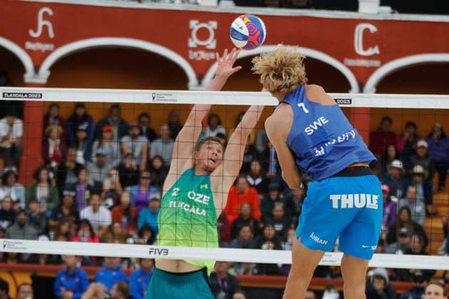 Beach volleyball, Beachvolleyball World Championship, WM, Weltmeisterschaft Men™s Final Czechia Vs Sweden October 15, 2023, Tlaxcala, Mexico: David Ahman of Sweden (R) competes against David Schweiner of Czechia (L) competes against (L) during the Beach Volleyball World Championship Men s Final between Czechia and Sweden. on October 15, 2023 in Tlaxcala, Mexico. (Photo by Essene Hernandez Eyepix Group) Copyright: xEssenexHernandez xEyepixxGroupx EH_15102023_101623