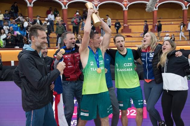 October 16, 2023, Tlaxcala, Ciudad de Mexico, Mexico: October 15, 2023, Tlaxcala, Mexico: Gold medalist Ondrej Perusic and David Schweiner of Czechia lift their winners trophy during the medal ceremony for the Men s Beach volleyball, Beachvolleyball World Championship, WM, Weltmeisterschaft Final. October 15, 2023 in Tlaxcala, Mexico. Tlaxcala Mexico - ZUMAe321 20231016_zsa_e321_050 Copyright: xEssenexHernandez xEyepixxGroupx