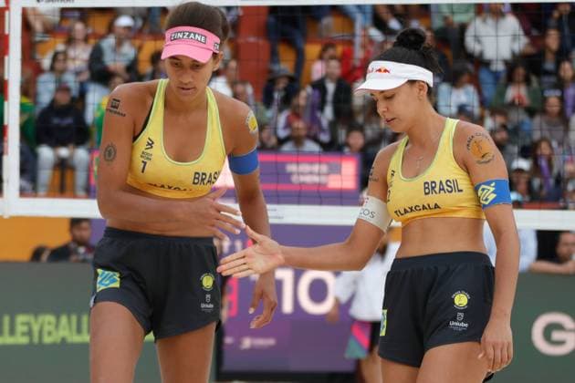 October 16, 2023, Tlaxcala, Ciudad de Mexico, Mexico: October 15, 2023, Tlaxcala, Mexico: Eduarda Duda Lisboa (R) and Ana PatroÂcia Ramos of Brazil celebrate during the Beach volleyball, Beachvolleyball World Championship, WM, Weltmeisterschaft Women s Final between USA and Brazil. on October 15, 2023 in Tlaxcala, Mexico. Tlaxcala Mexico - ZUMAe321 20231016_zsa_e321_069 Copyright: xEssenexHernandez xEyepixxGroupx