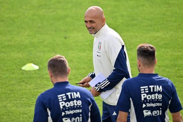October 16, 2023, Florence, Italy: Head coach of Italy Luciano Spalletti during a training session of the Italian national soccer team at the Coverciano traning centre near Florence, Italy, 16 October 2023.ANSA CLAUDIO GIOVANNINI Ultimo allenamento a Coverciano, Spalletti carica gli azzurri  - ZUMAa110 20231016_zaf_a110_002 Copyright: xClaudioxGiovanninix